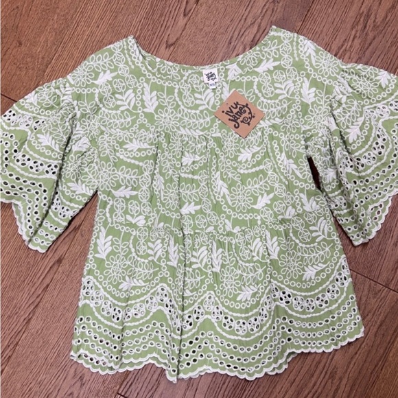 ivy jane Tops - NWT Ivy Jane Eyes For You Green Top.  Size XS